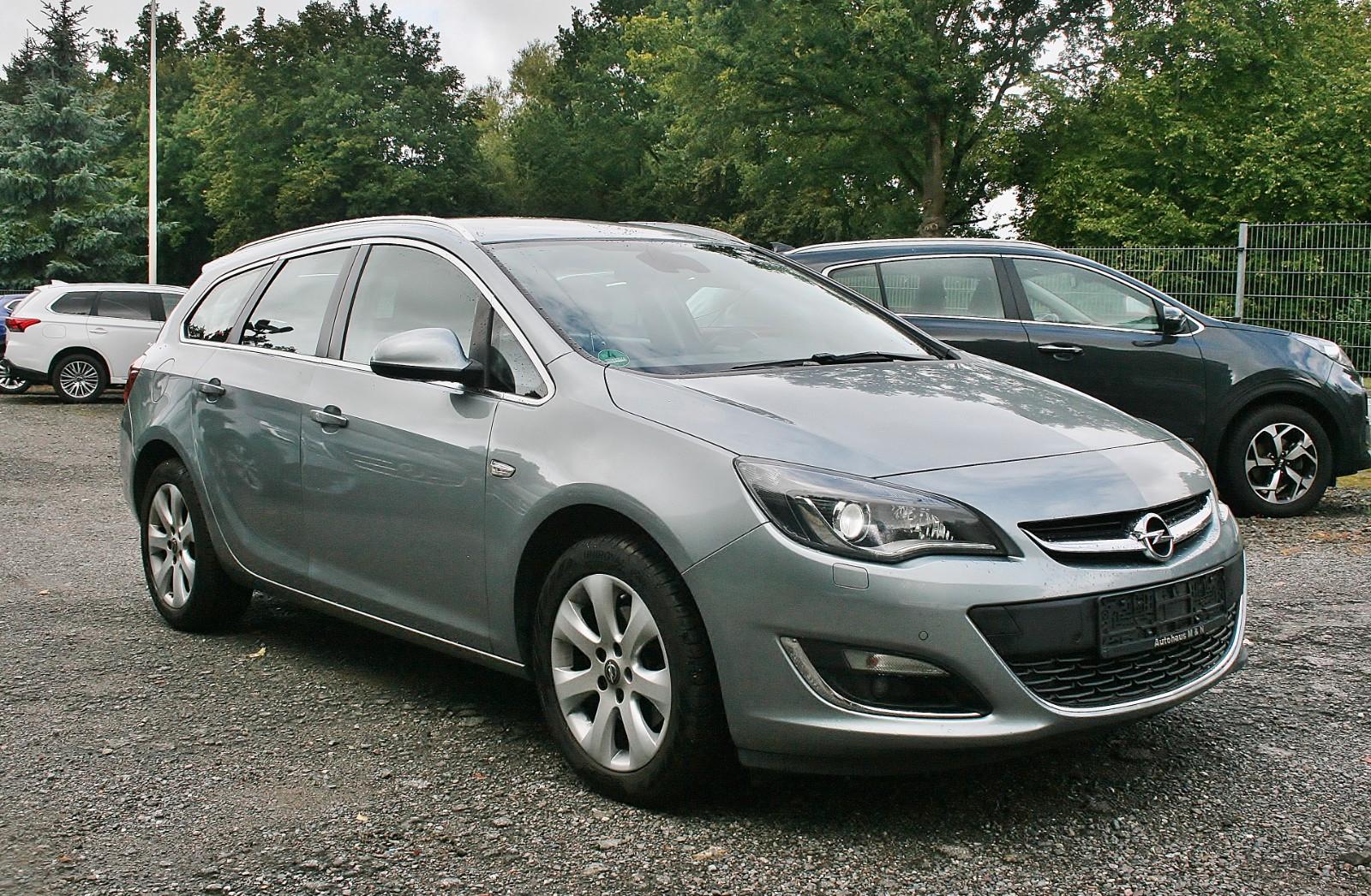 Opel Astra 2015 — rear view