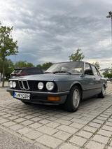 BMW 518 Oldtimer M10 E28  - BMW 518 mit Benzin-Antrieb: Limousine