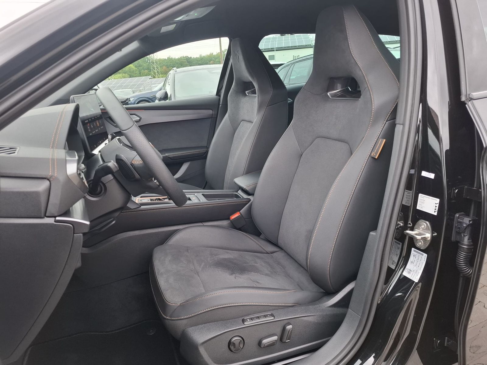 Fahrzeugabbildung CUPRA Leon 1.5 eTSI DSG AHK*DYNAMICA*EDGE*LED*5JGARAN.