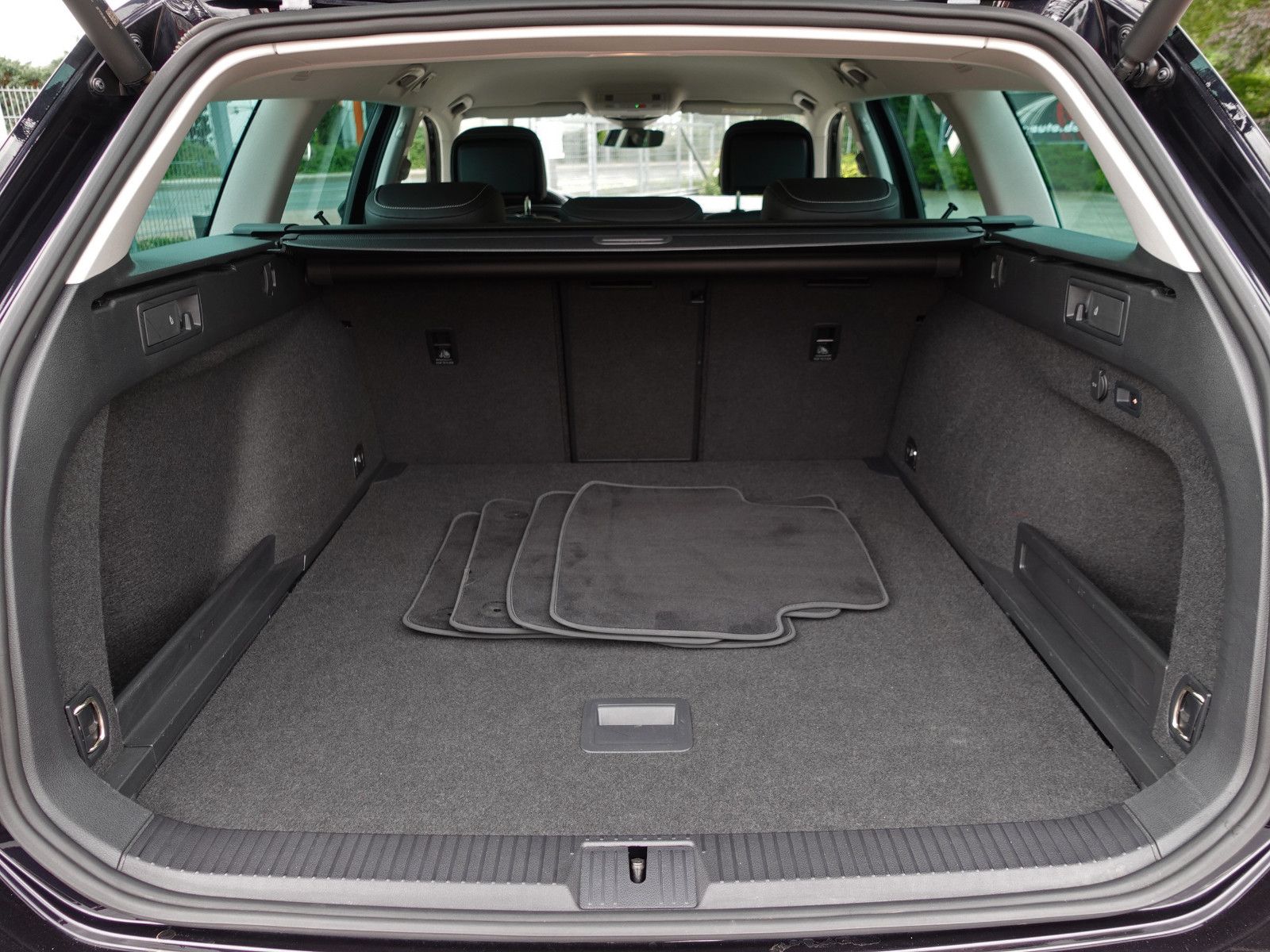 Fahrzeugabbildung Volkswagen Passat Variant 2.0 TDI DSG Elegance IQ-Light AHK
