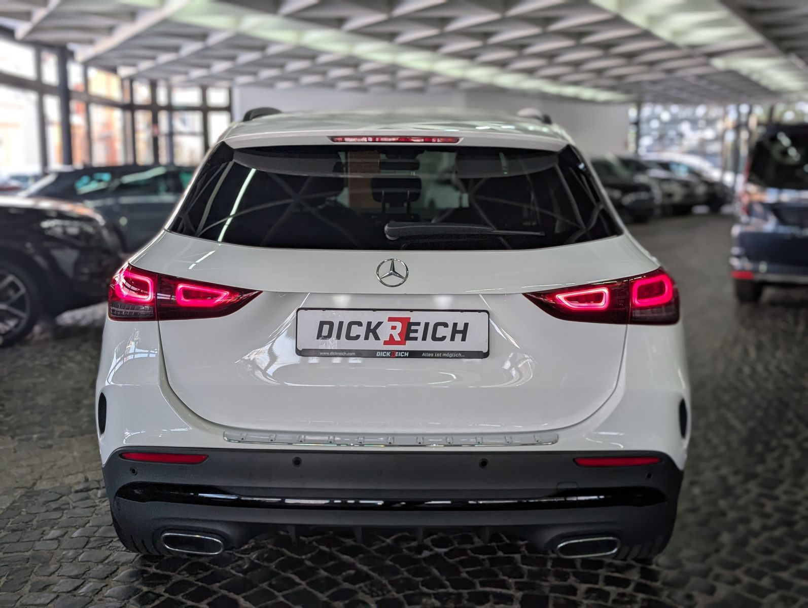 Fahrzeugabbildung Mercedes-Benz GLA 200 d AMG NIGHT PANO ALCANTARA MULTIBEAM 19"