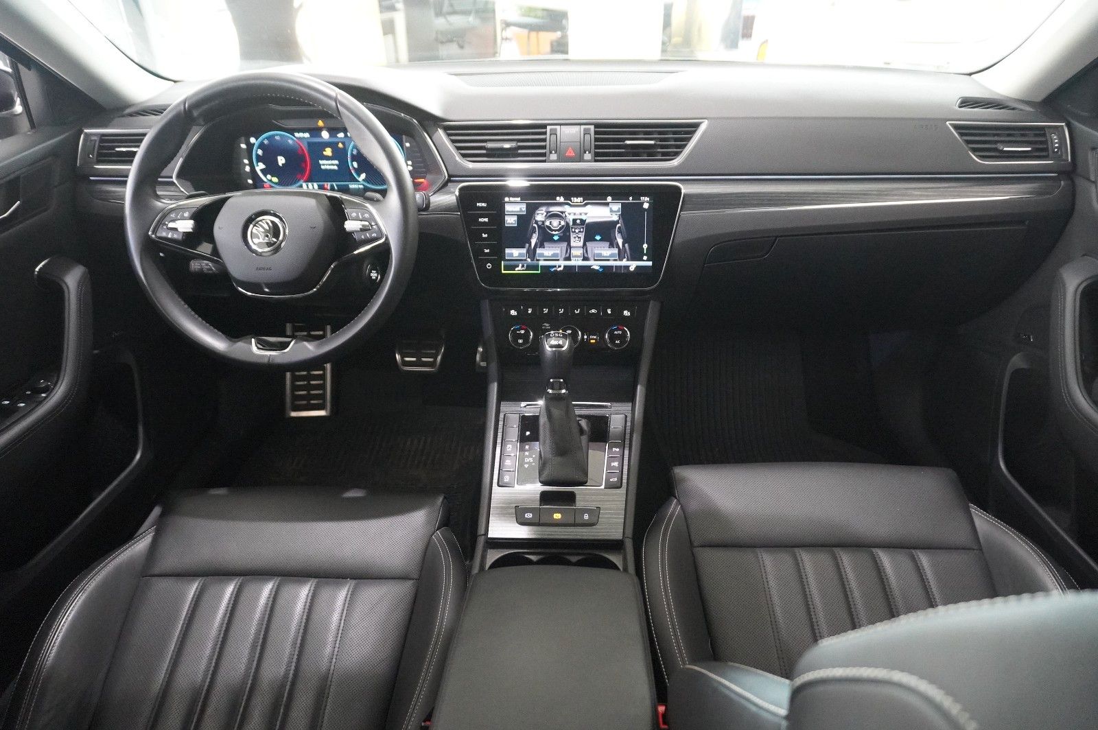 Fahrzeugabbildung SKODA Superb Combi 2.0D PREMIUM 4X4 NAVI/LED/360°/AHK