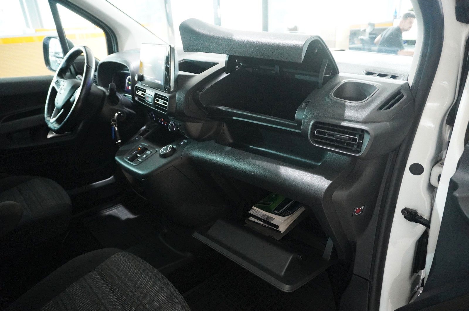 Fahrzeugabbildung Opel Combo-e LIFE ELEGANCE 11KW NAVI/KAMERA/VIRT./DAB