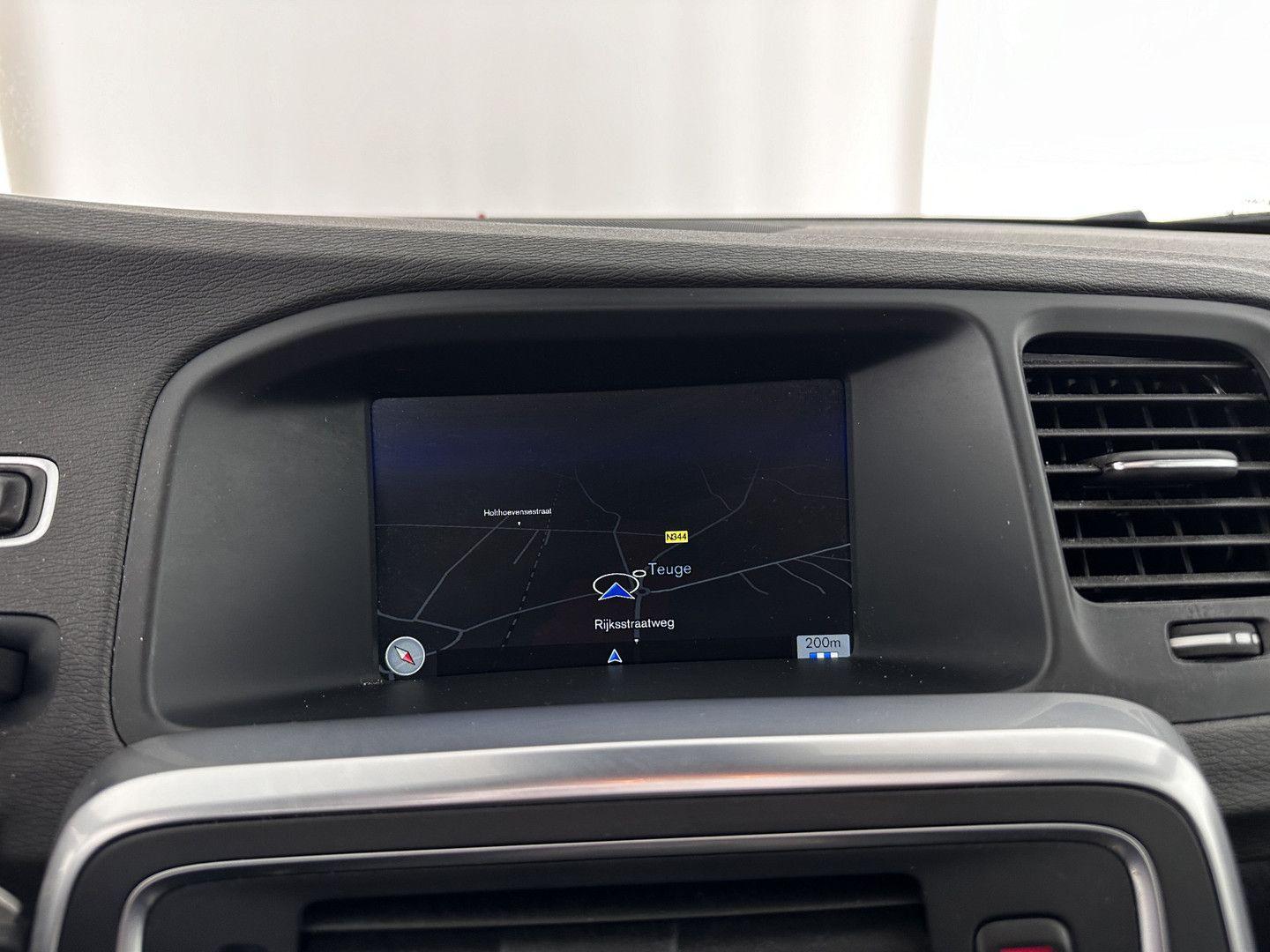 Volvo V60 2014 — photo 13