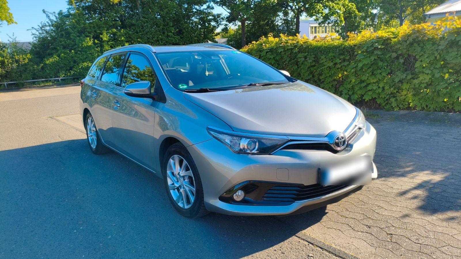 Toyota Auris 2015 — rear view