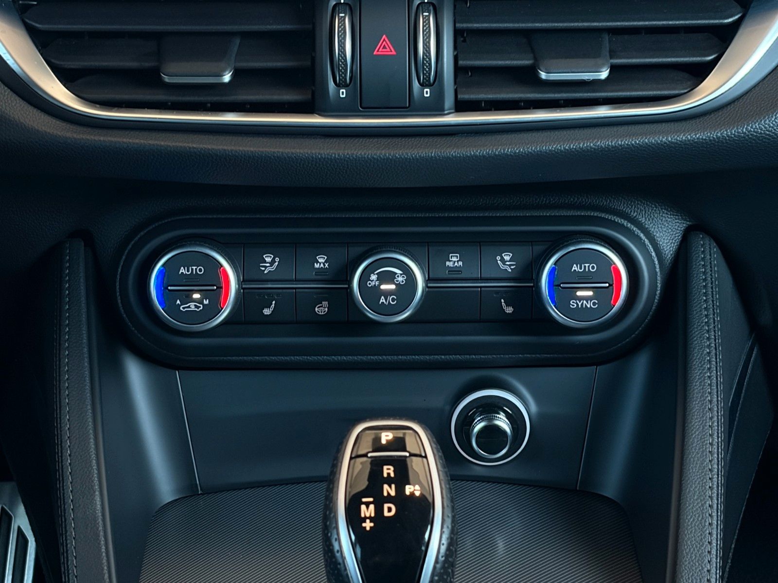 Fahrzeugabbildung Alfa Romeo Stelvio Veloce 2.0 Turbo Q4 Memory Leder CAM ACC