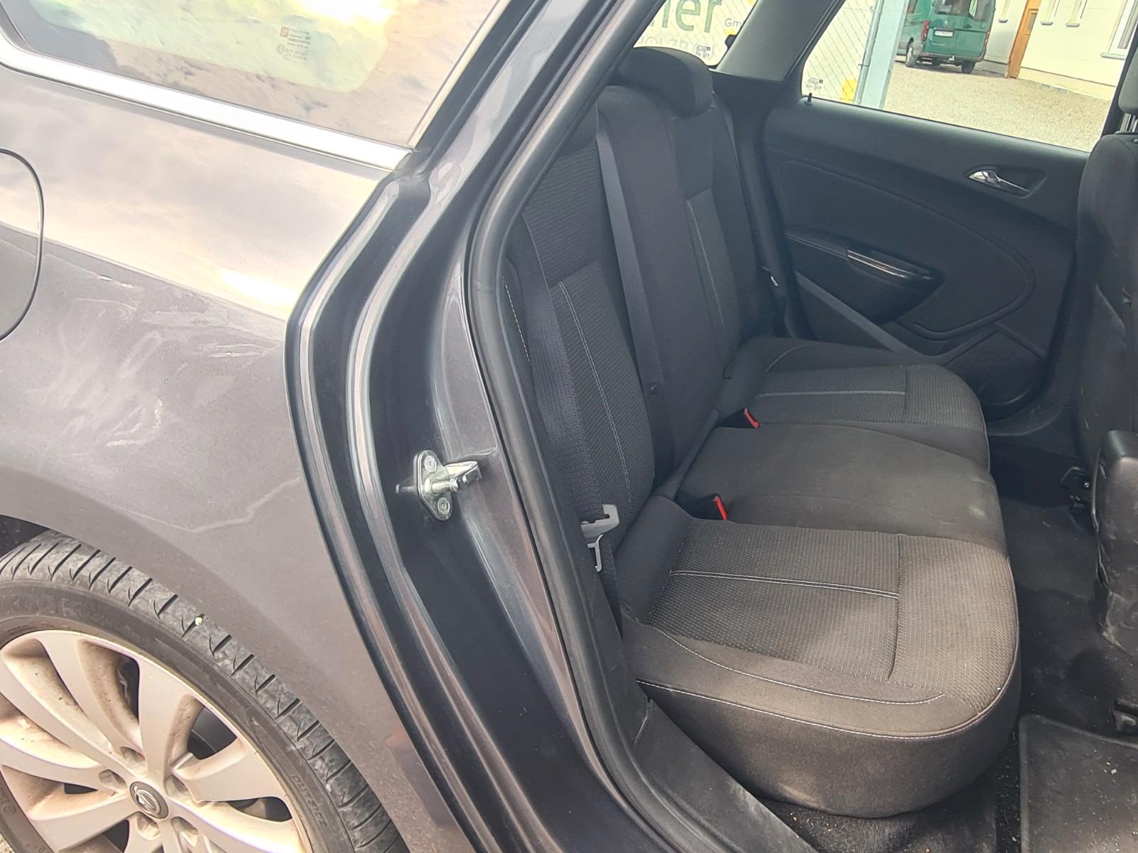 Opel Astra 2011 — photo 18
