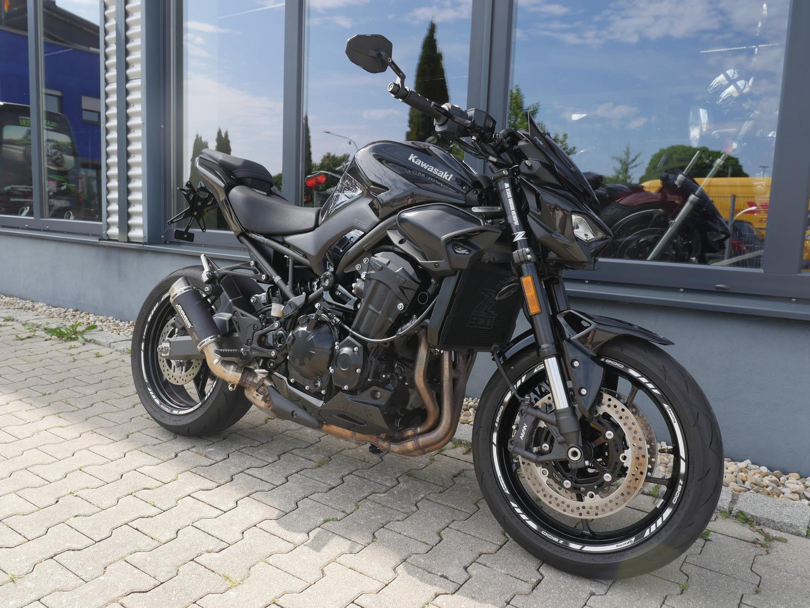 Kawasaki Z 900 - dt. Modell 2025 - viele Extras - TOP