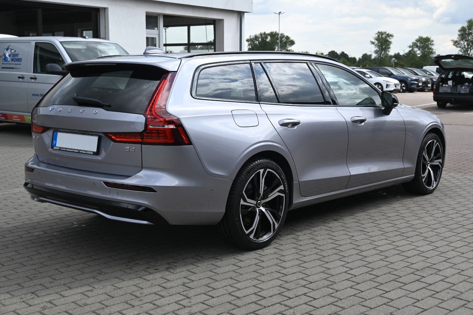 Fahrzeugabbildung Volvo V60 B4 Benzin DKG Plus Dark*FSHZG*360°*ACC