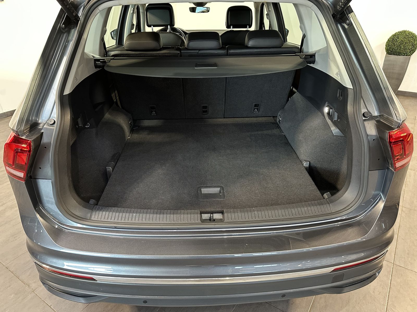 Fahrzeugabbildung Volkswagen Tiguan Allspace 2.0 TDI 4M DSG Life NAV+LED+AHK