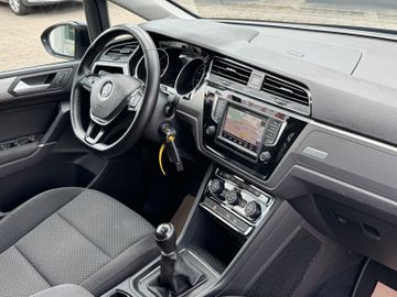 Volkswagen Touran - 12