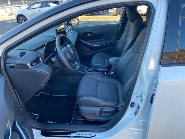 Corolla Touring Sports Black&White