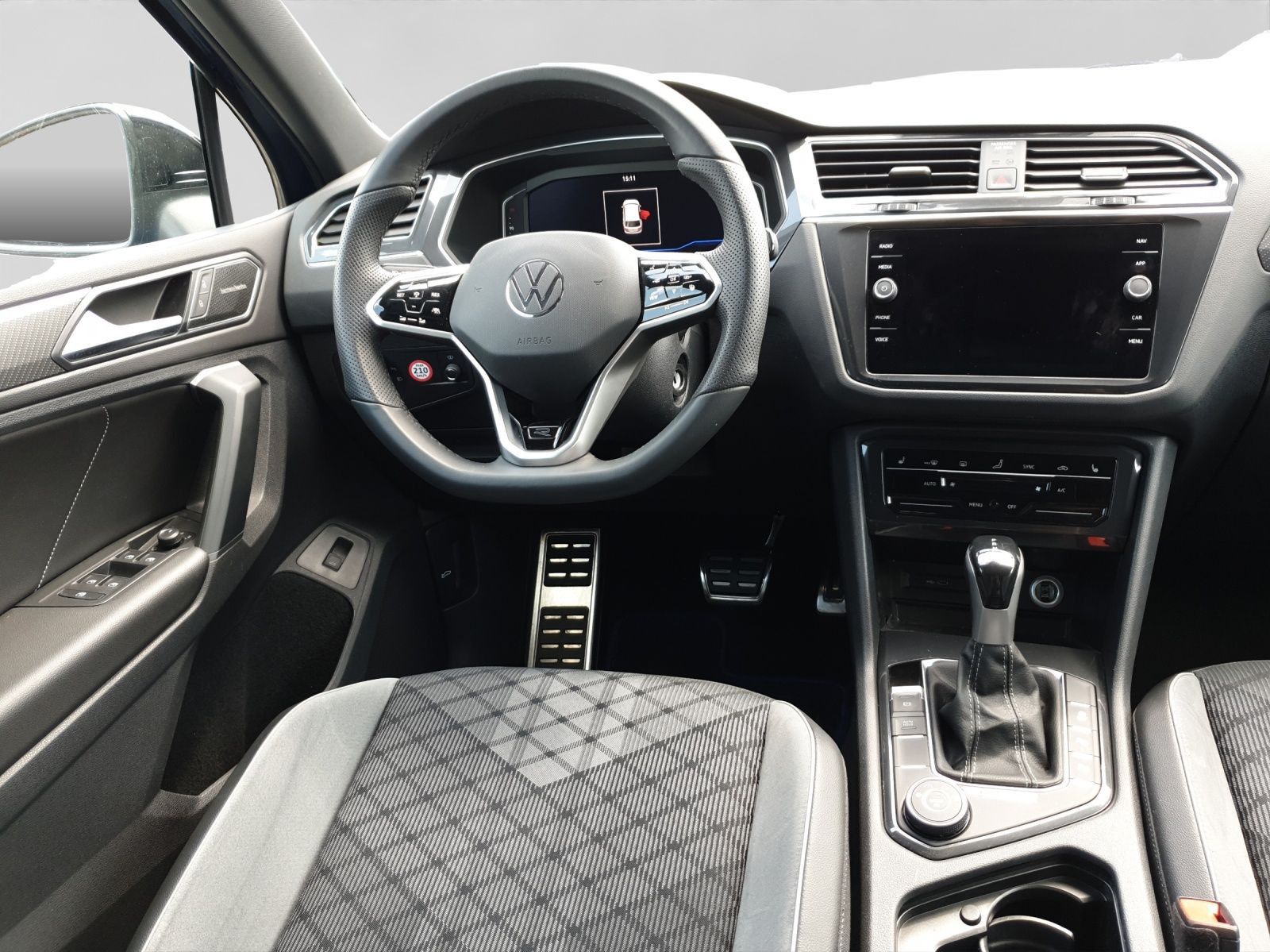 Volkswagen Tiguan 2.0 TDI DSG 4M R-LINE PANO ASSIST AHK Hu foto 5