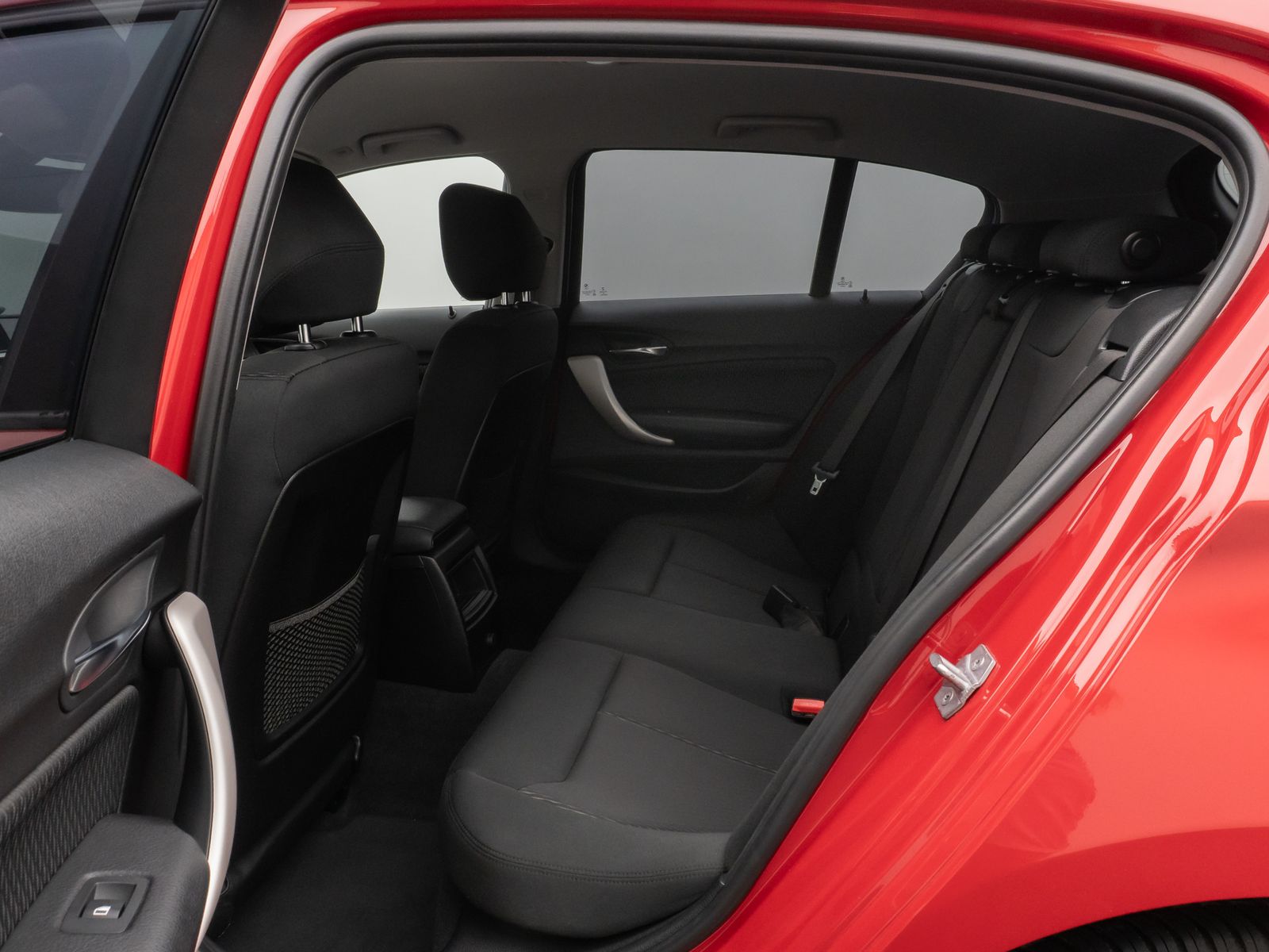 Fahrzeugabbildung BMW 118i Navi WLAN PDC Lordos LED Geschwindigkeitsr