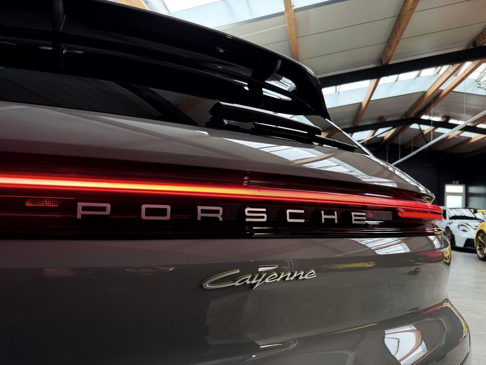 Fahrzeugabbildung Porsche Cayenne E-Hybrid + Vollaust. + Approved +Panoram