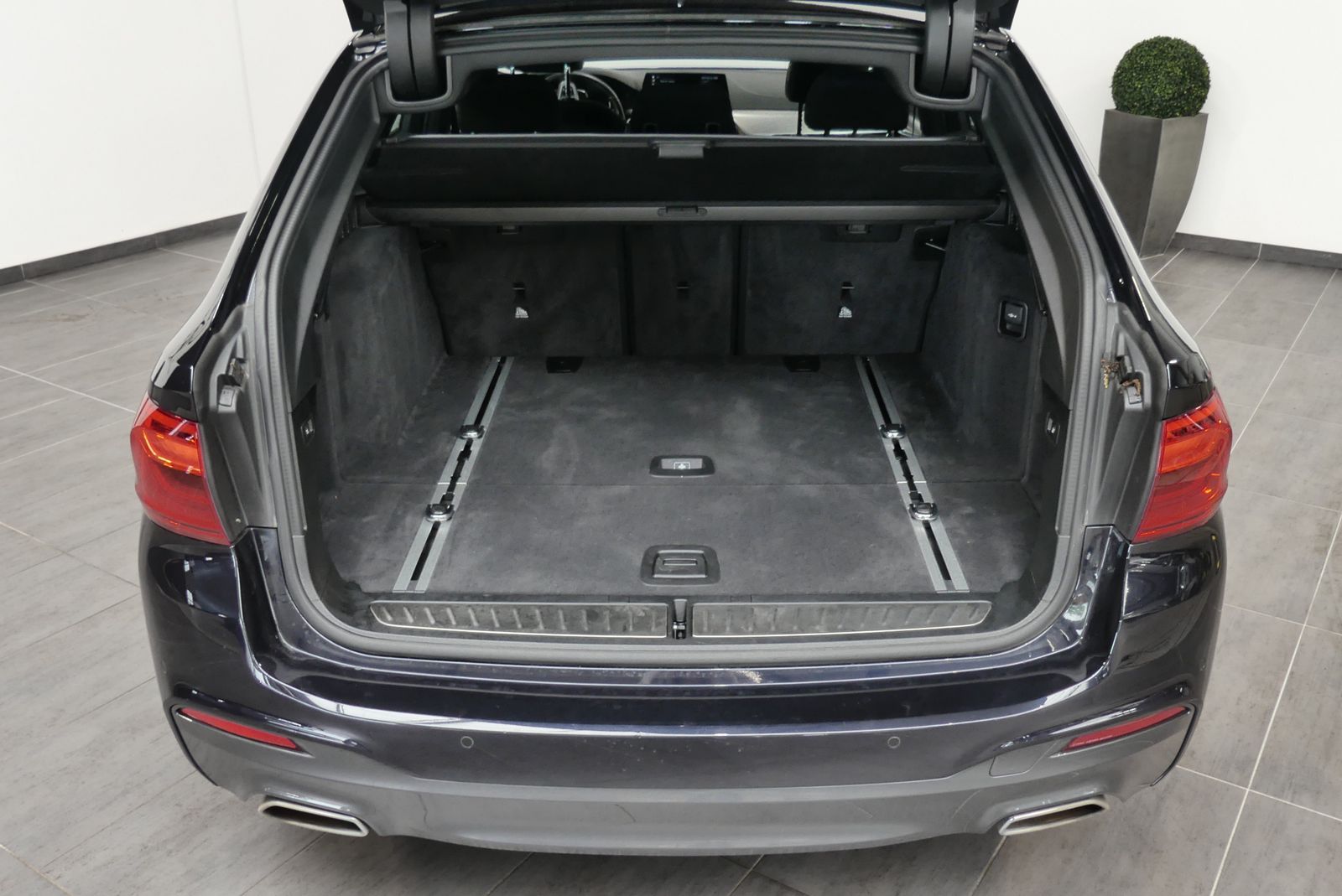 Fahrzeugabbildung BMW 520d Touring xDrive M-Sport NAV+LED+ACC+H&K+18ZO