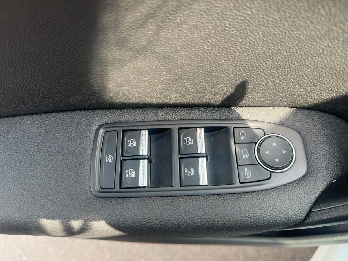 Fahrzeugabbildung Renault Captur INTENS TCe 140 EDC ABS Fahrerairbag ESP Z