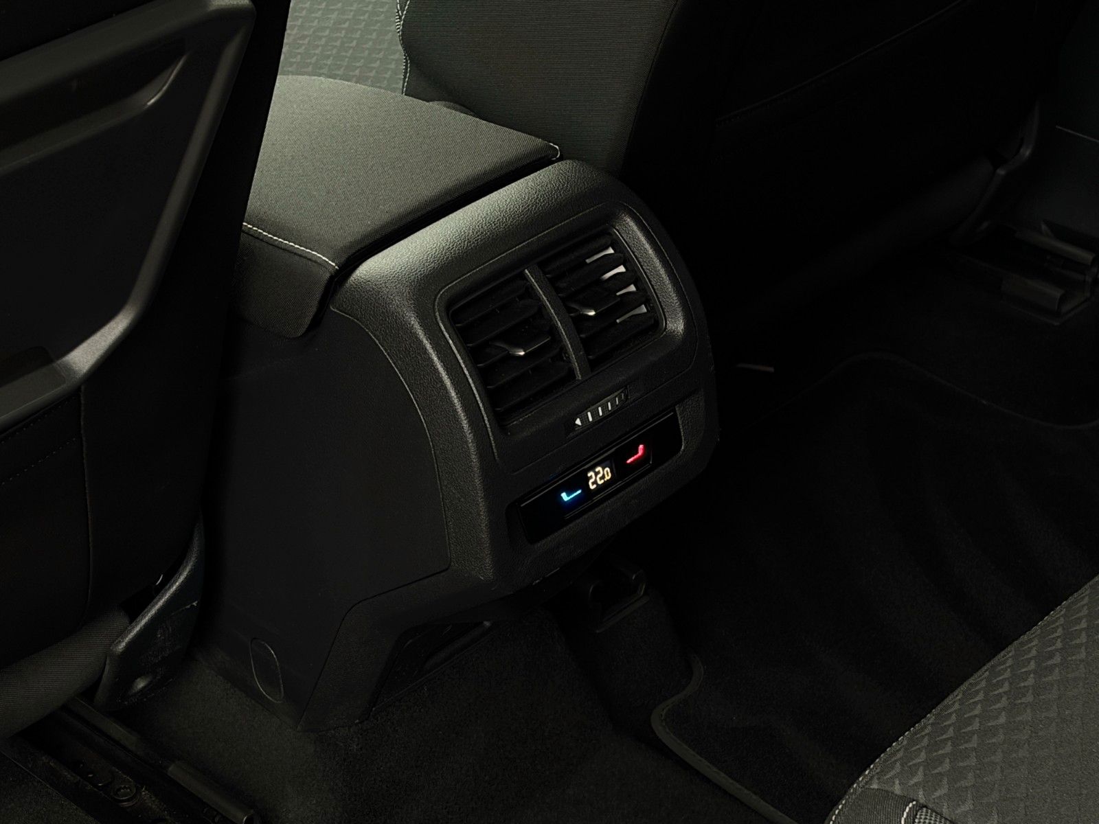 Fahrzeugabbildung Volkswagen Touran 1.5 TSI DSG Active Kamera ACC LED LHZ SHZ