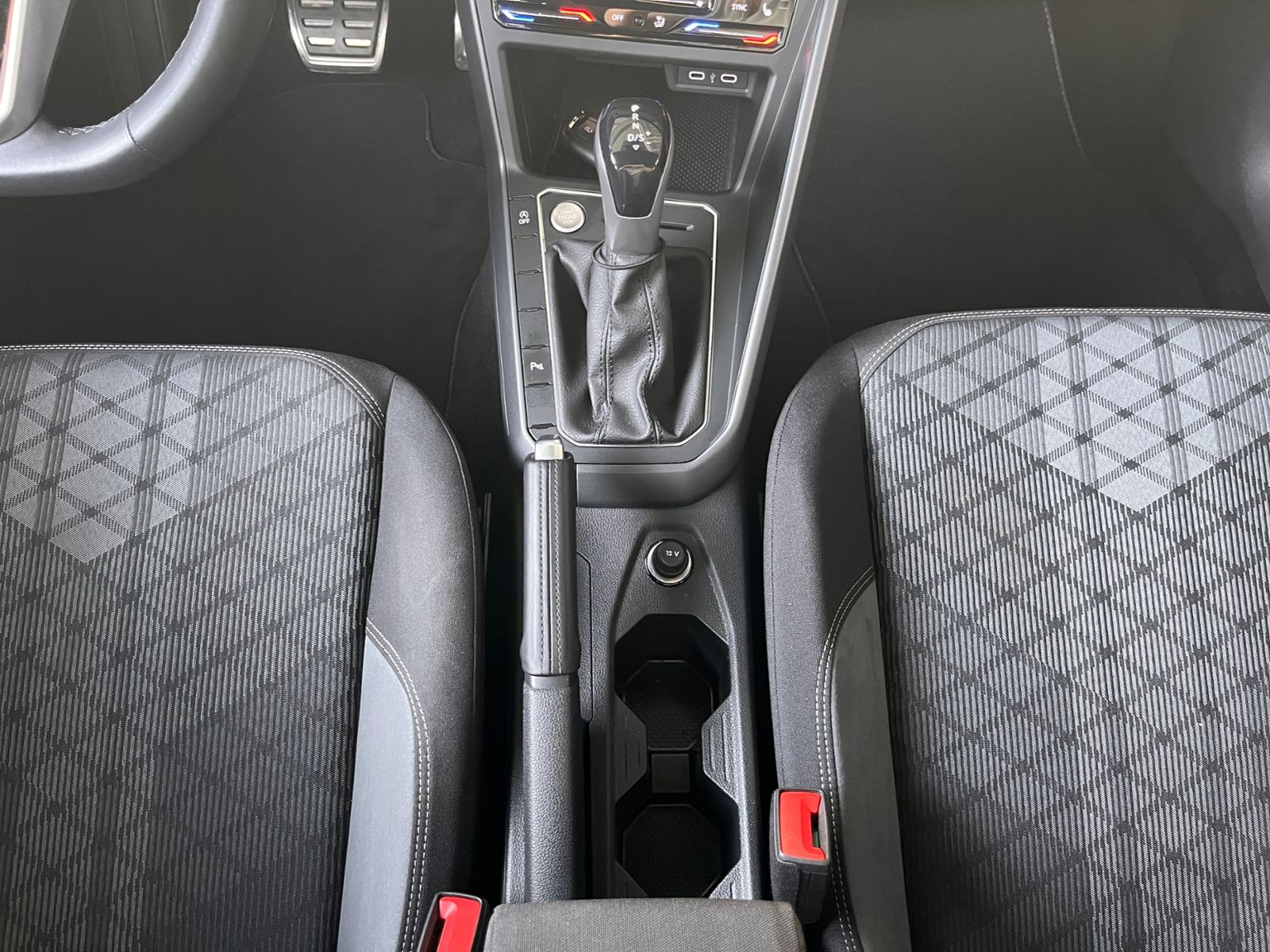 Fahrzeugabbildung Volkswagen Taigo R-Line 1.5 DSG KLIMA AHK LED NAV SHZ