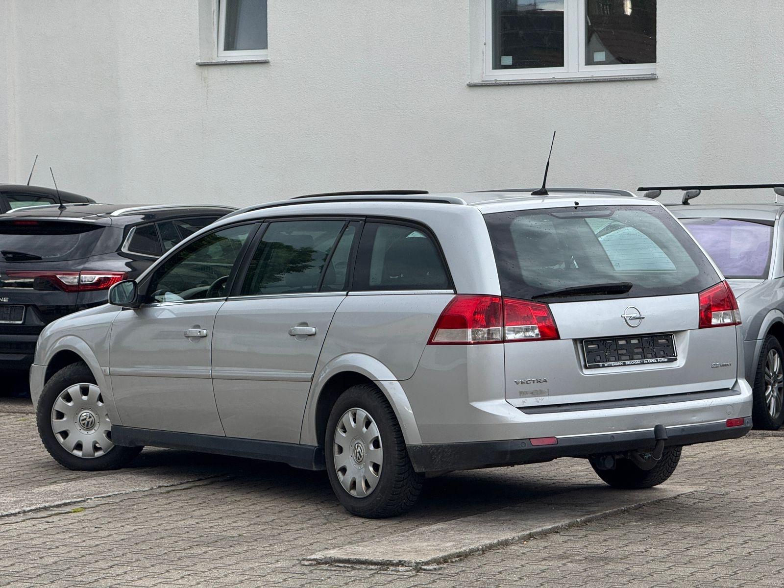 Opel Vectra 2004 — салон