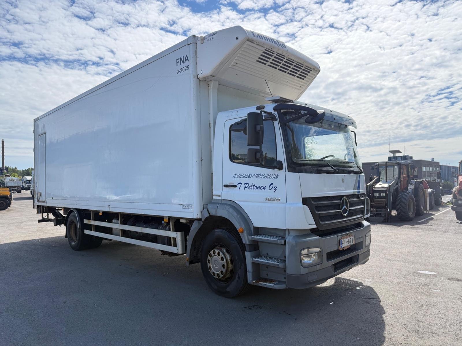 Mercedes-Benz Axor 1829 4x2 frigo manual steel / air box 8.2 m