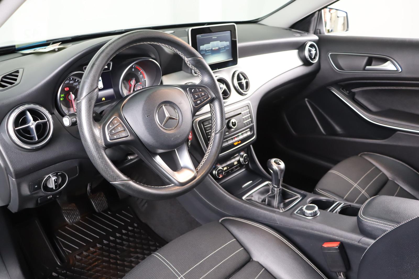 Mercedes-Benz GLA 200 Score * Bi- Xenon * Navi * SHZ *