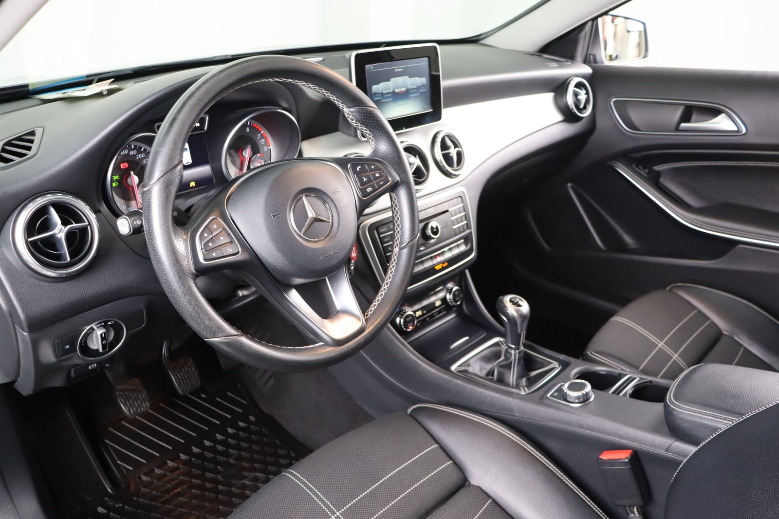 Fahrzeugabbildung Mercedes-Benz GLA 200 Score * Bi- Xenon * Navi * SHZ *