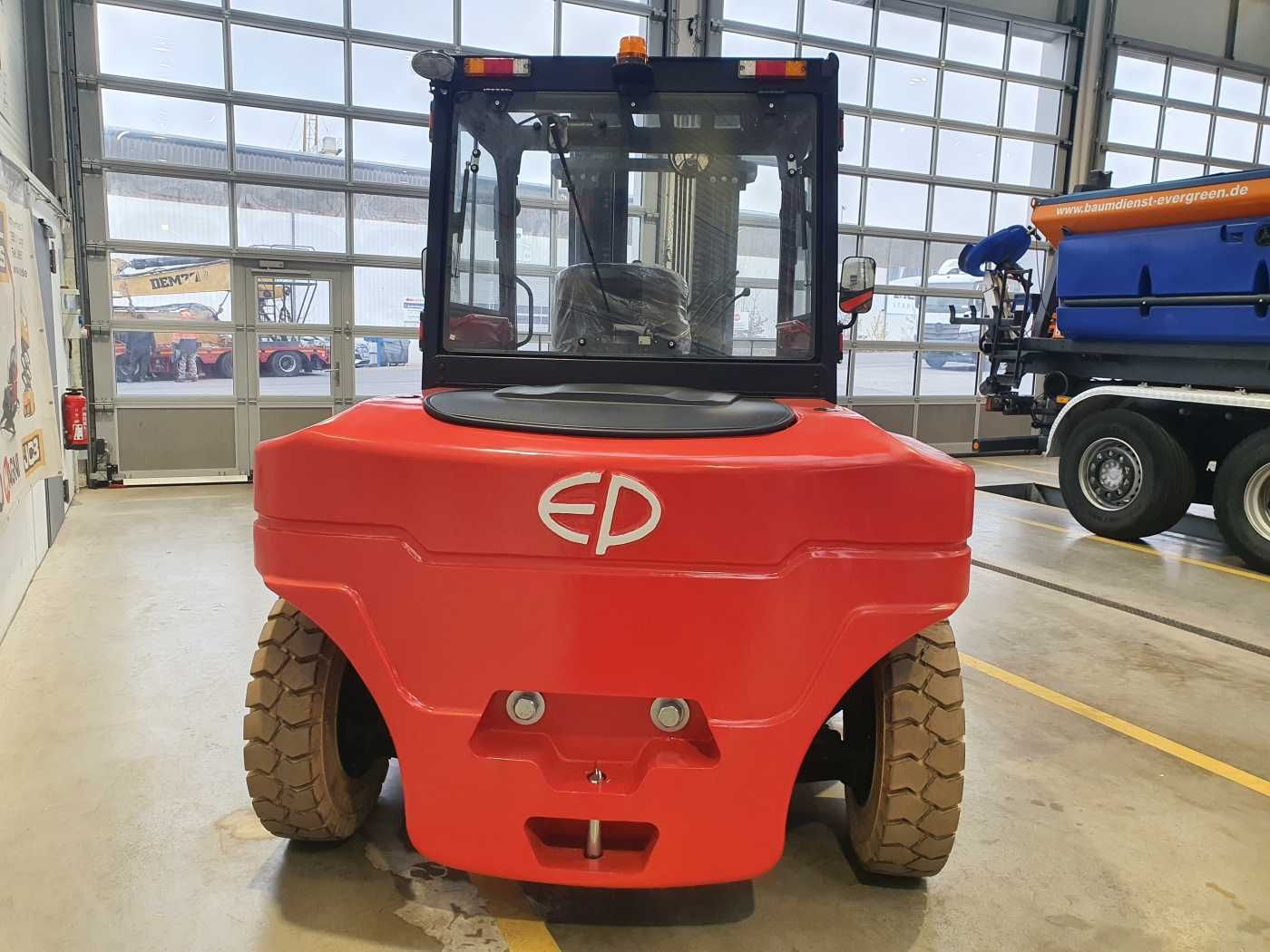 Fahrzeugabbildung Andere EP Equipment EFL 702 / 7T / Triplex: 5,40m / ZVG