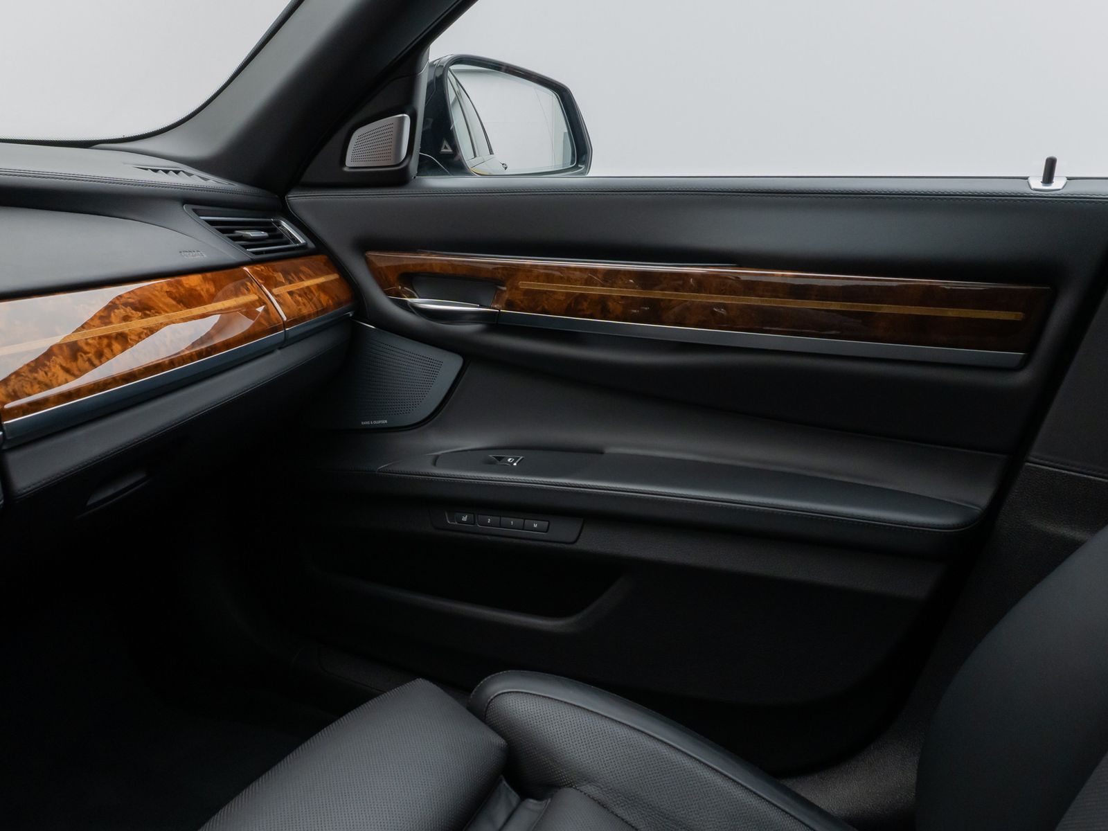 Fahrzeugabbildung BMW 760 Li M Sport Glasdach B&O HUD SoftCl NightVisi