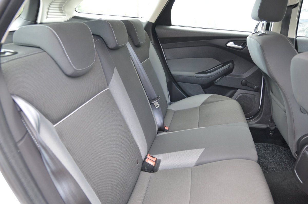 Fahrzeugabbildung Ford Focus Turnier   Trend SHZ Frontscheibenheizung