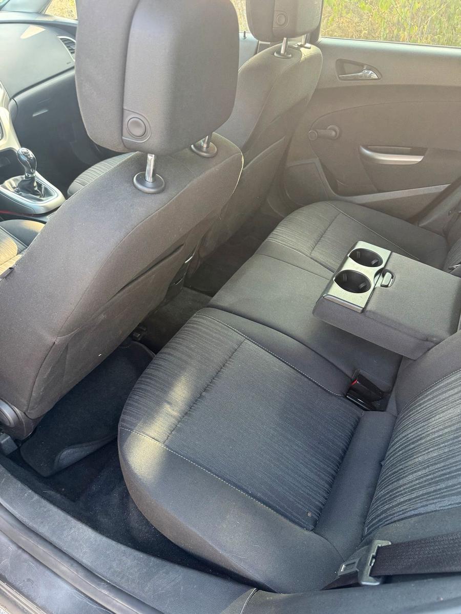 Opel Astra 2012 — photo 11