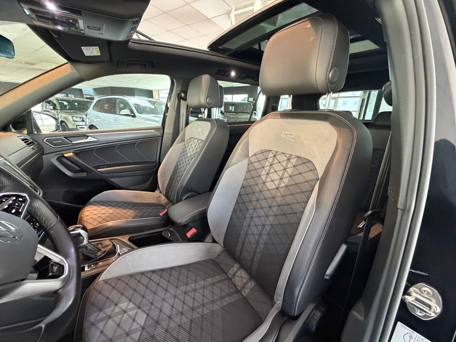 Fahrzeugabbildung Volkswagen Tiguan Allspace R-Line /PANO/HUD/HARMAN-KARDON/