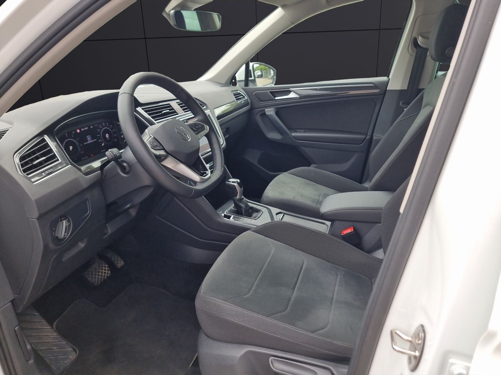Fahrzeugabbildung Volkswagen Tiguan Elegance eHybrid DSG IQ.Light ACC 18" AHK