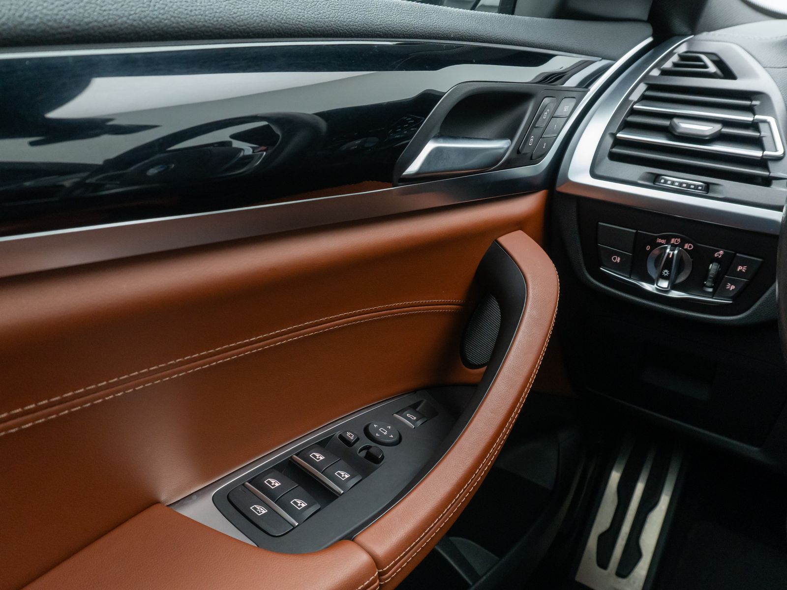 Fahrzeugabbildung BMW X4 M Competition HUD Kamera DAB Panorama 21Zoll