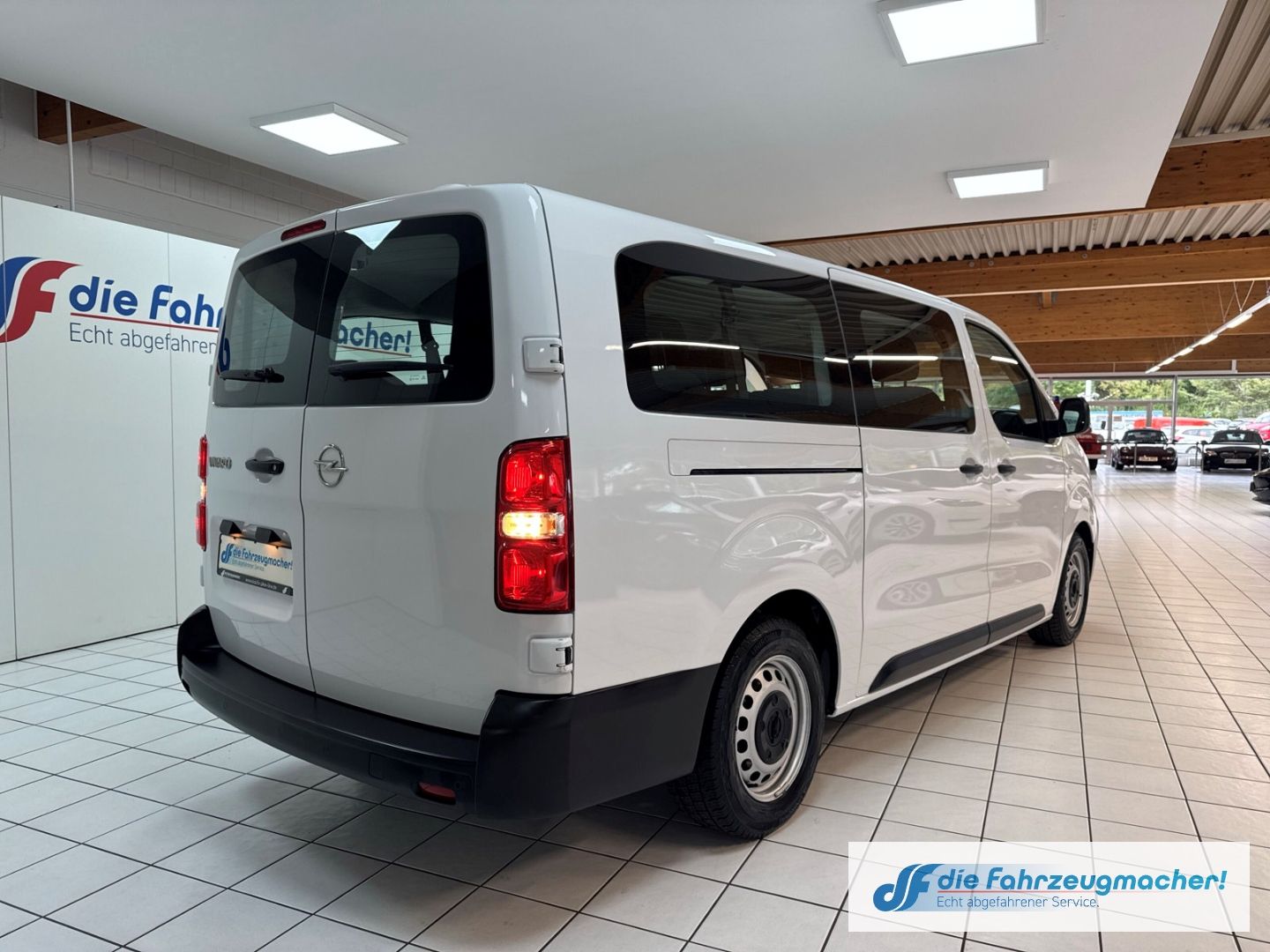 Fahrzeugabbildung Opel Vivaro Kombi L 1.5 D EU6d Apple CarPlay Android