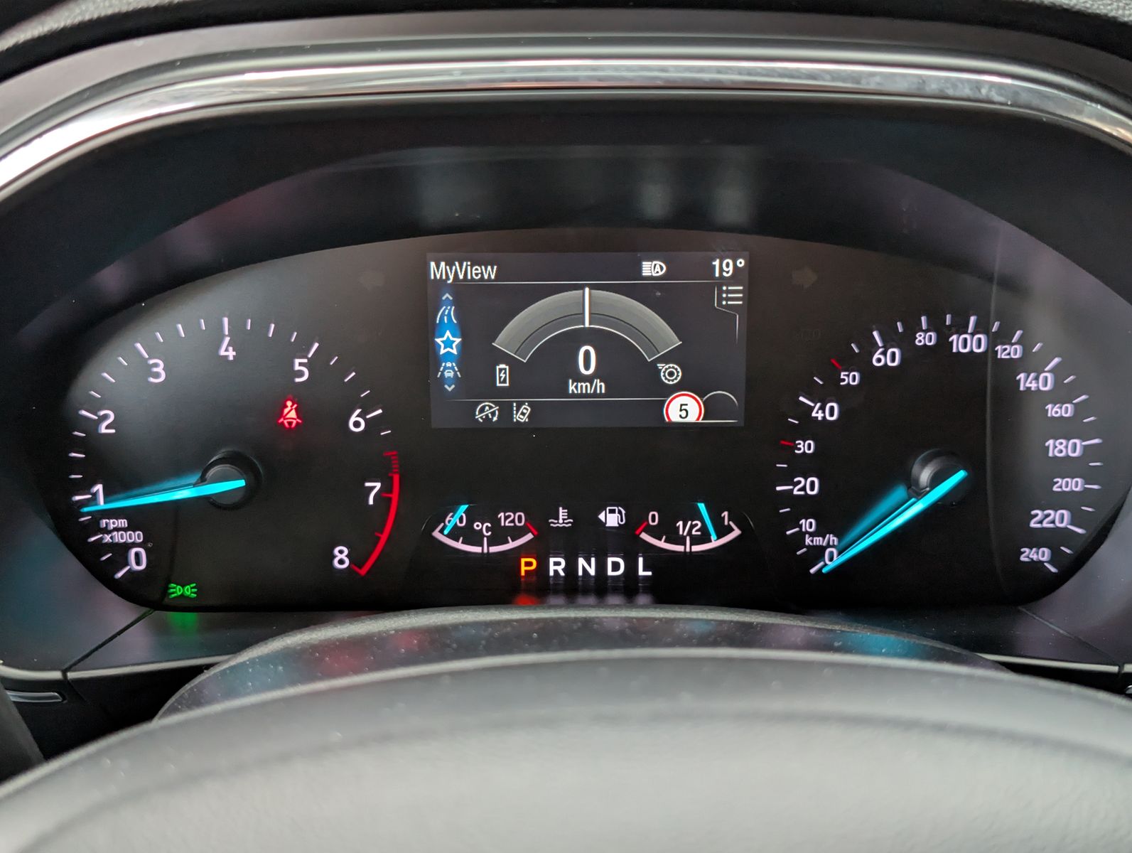 Fahrzeugabbildung Ford Focus Limo EB Active LED ACC APP KAM 17" WINTER