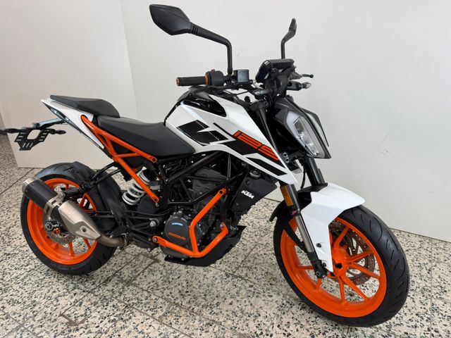 KTM Duke 125 ABS        Reifen NEU + Inspektion NEU