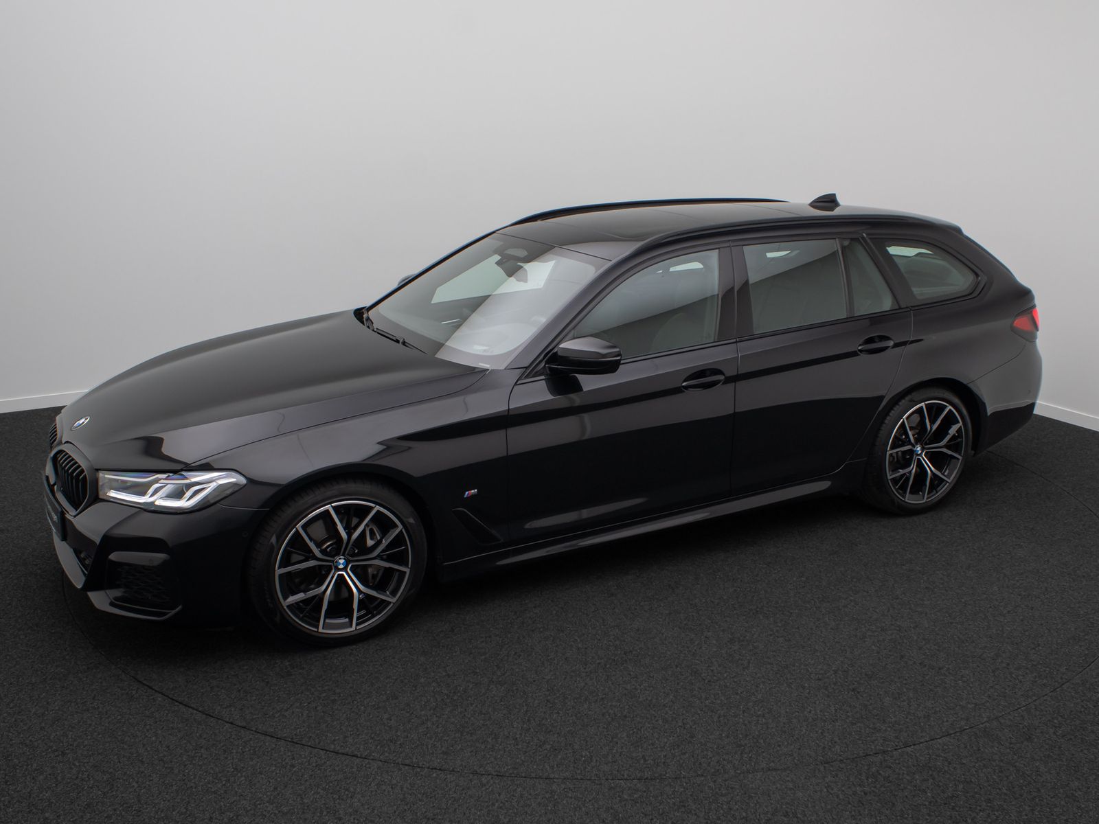 Fahrzeugabbildung BMW 530d M Sport HUD Panorama DAB Kamera HiFi 19Zoll