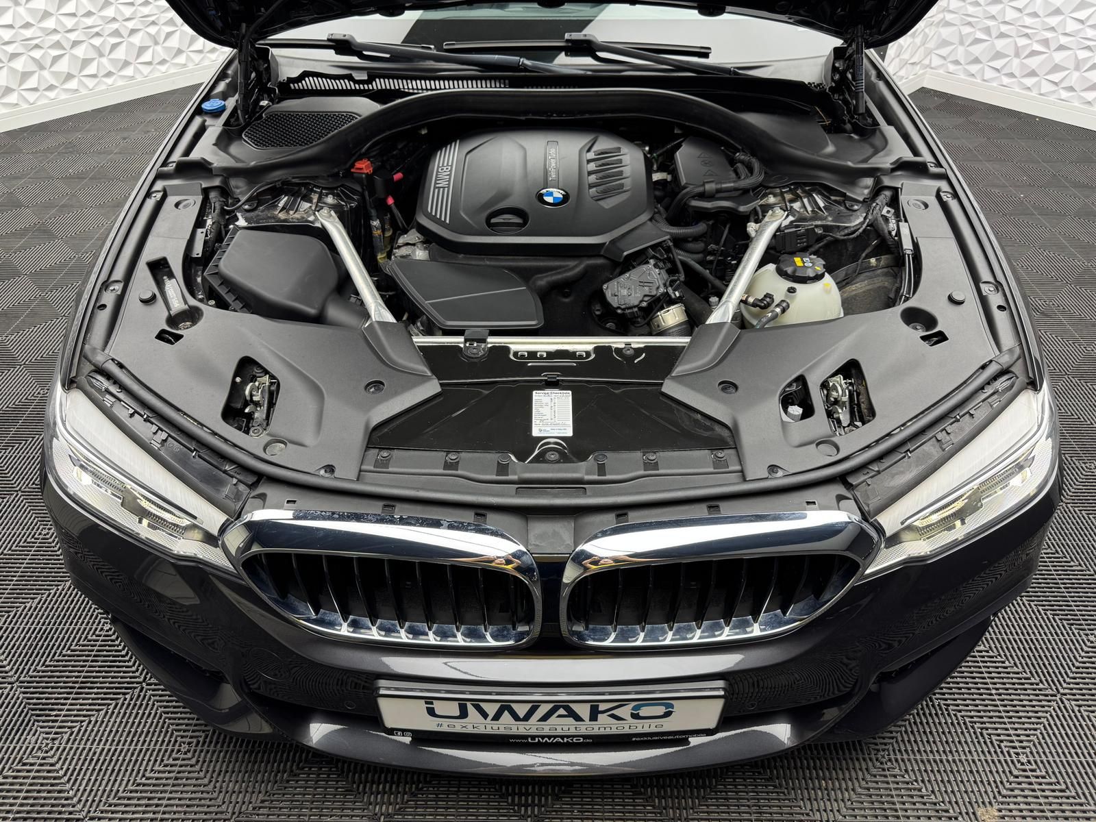 Fahrzeugabbildung BMW 520d M-PAKET/AKTIVLENK/ACC/PANO/AHK/KEYL/CAM/DAB