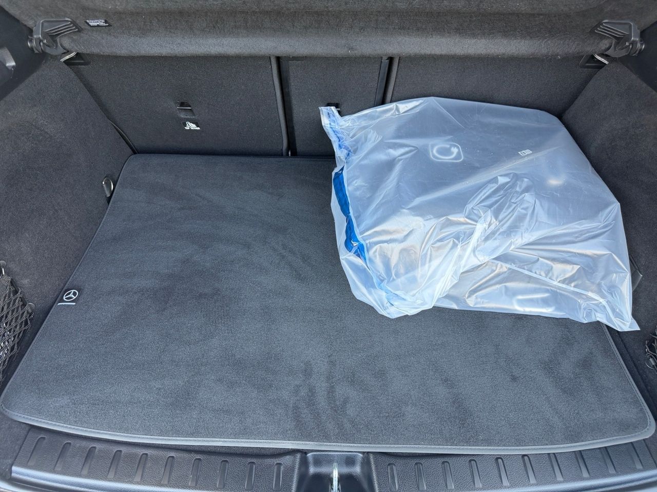 Fahrzeugabbildung Mercedes-Benz EQA 300 4M BONUS+AMG+AHK+MEMORY+360+DISTR+2Z-KLI