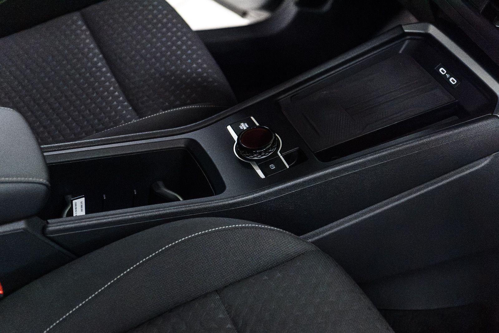 Fahrzeugabbildung Volkswagen T-Roc Life 1.5 eTSI DSG LED+NAVI+RFK+SHZ+ACC