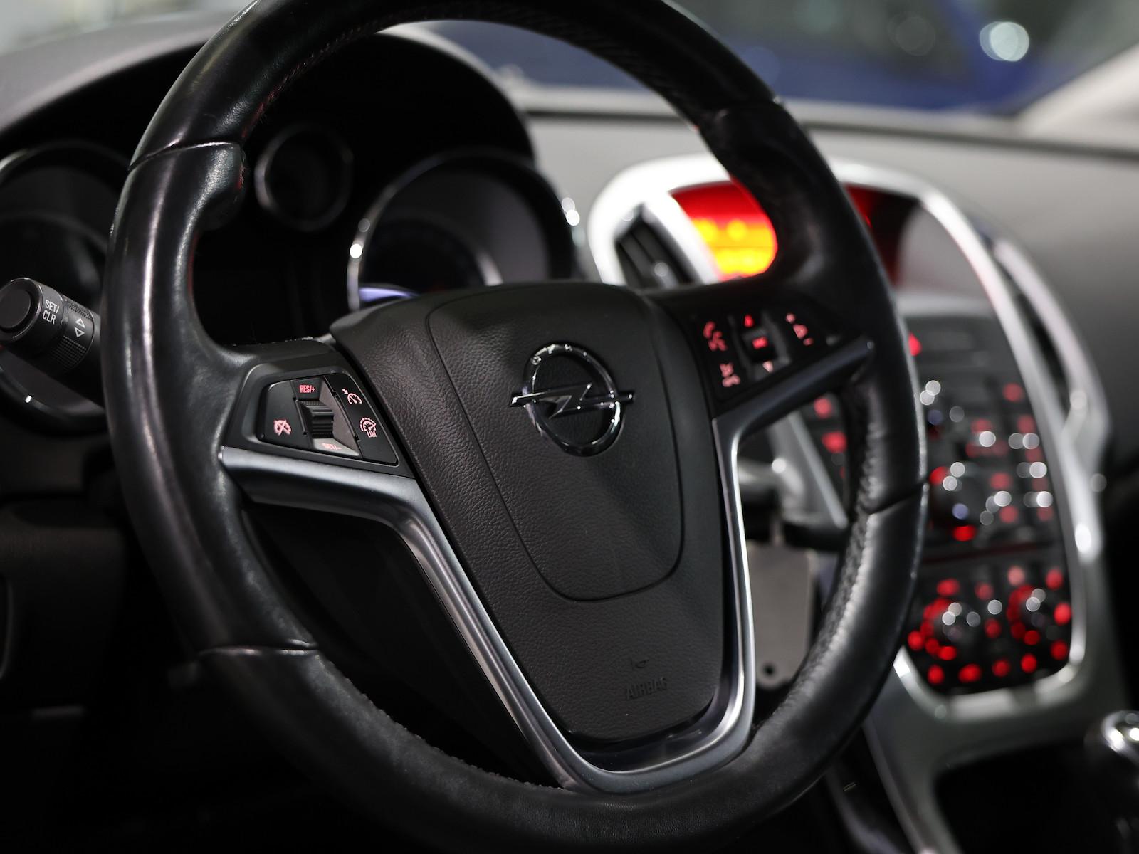 Opel Astra J 1.6 STYLE / LEDER / TEMPOMAT / PDC / SHZ