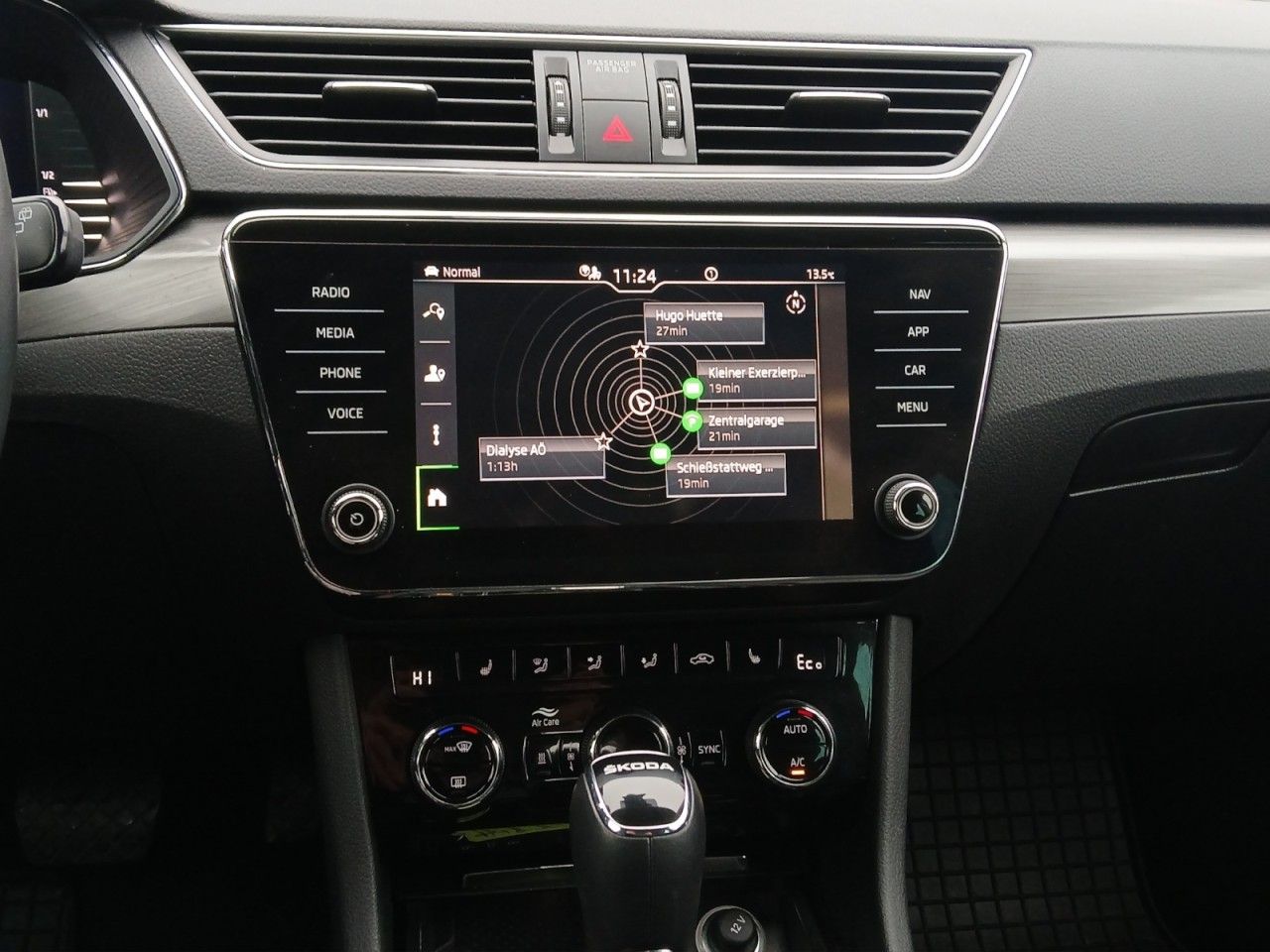 Fahrzeugabbildung SKODA Superb Combi Style iV AHK NAVI Standheizung