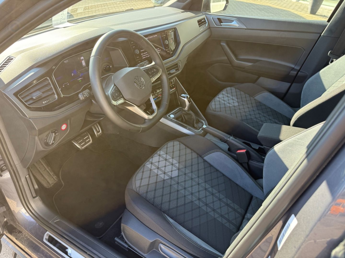 VW Polo VI 1.0 TSI EU6e R-Line RFK SHZ Carplay Alu - Image 14
