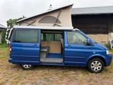 Volkswagen T5 California - blaue Volkswagen T5 California