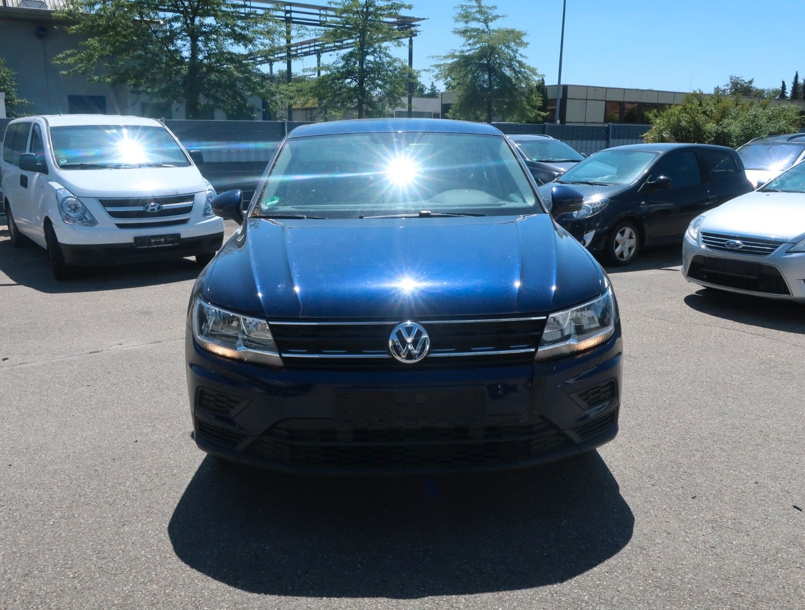 Volkswagen Tiguan - 1