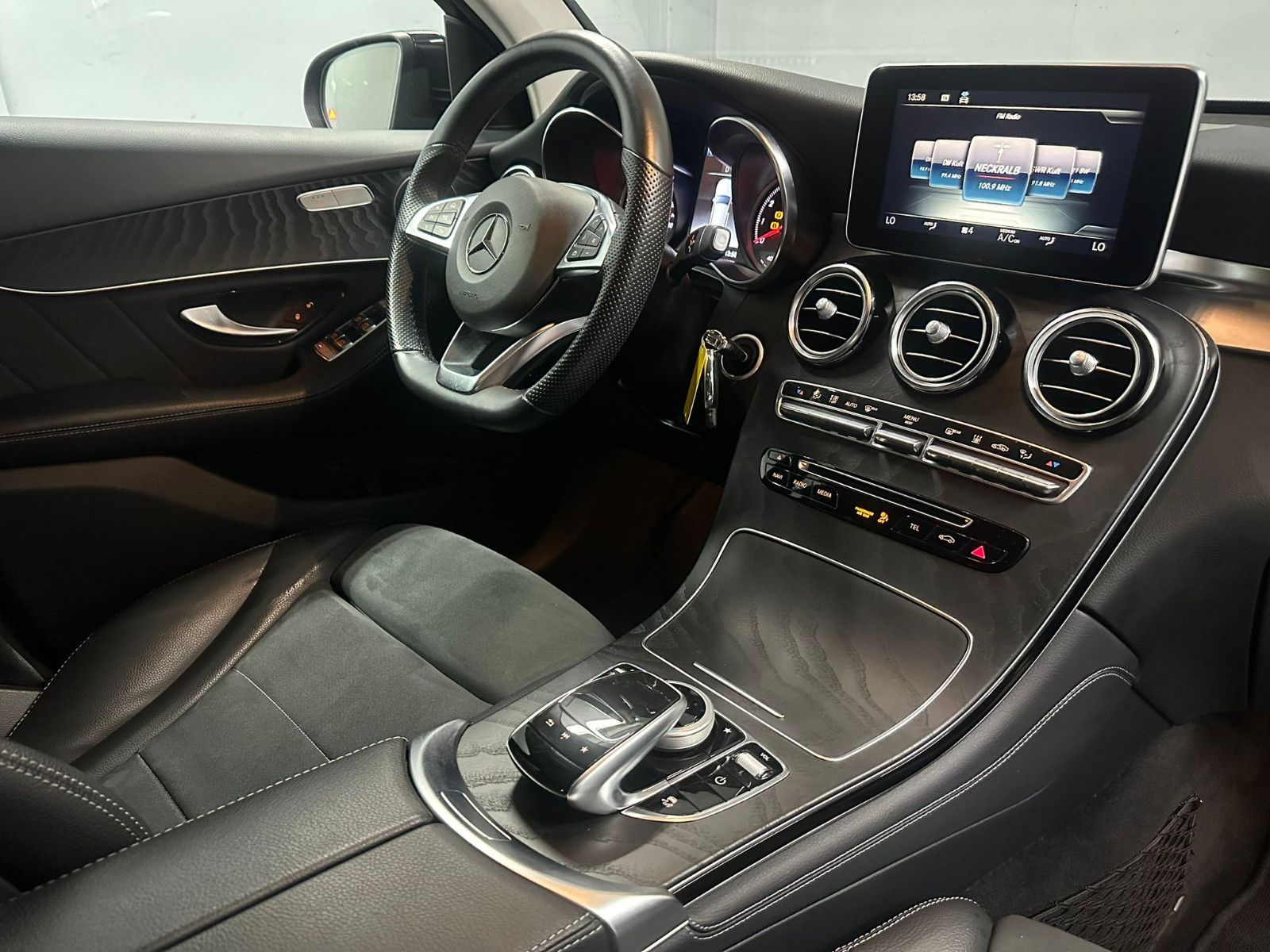 Fahrzeugabbildung Mercedes-Benz GLC 250 4MATIC Autom*AMG*NIGHT*SDH*KAMERA*DISTRO