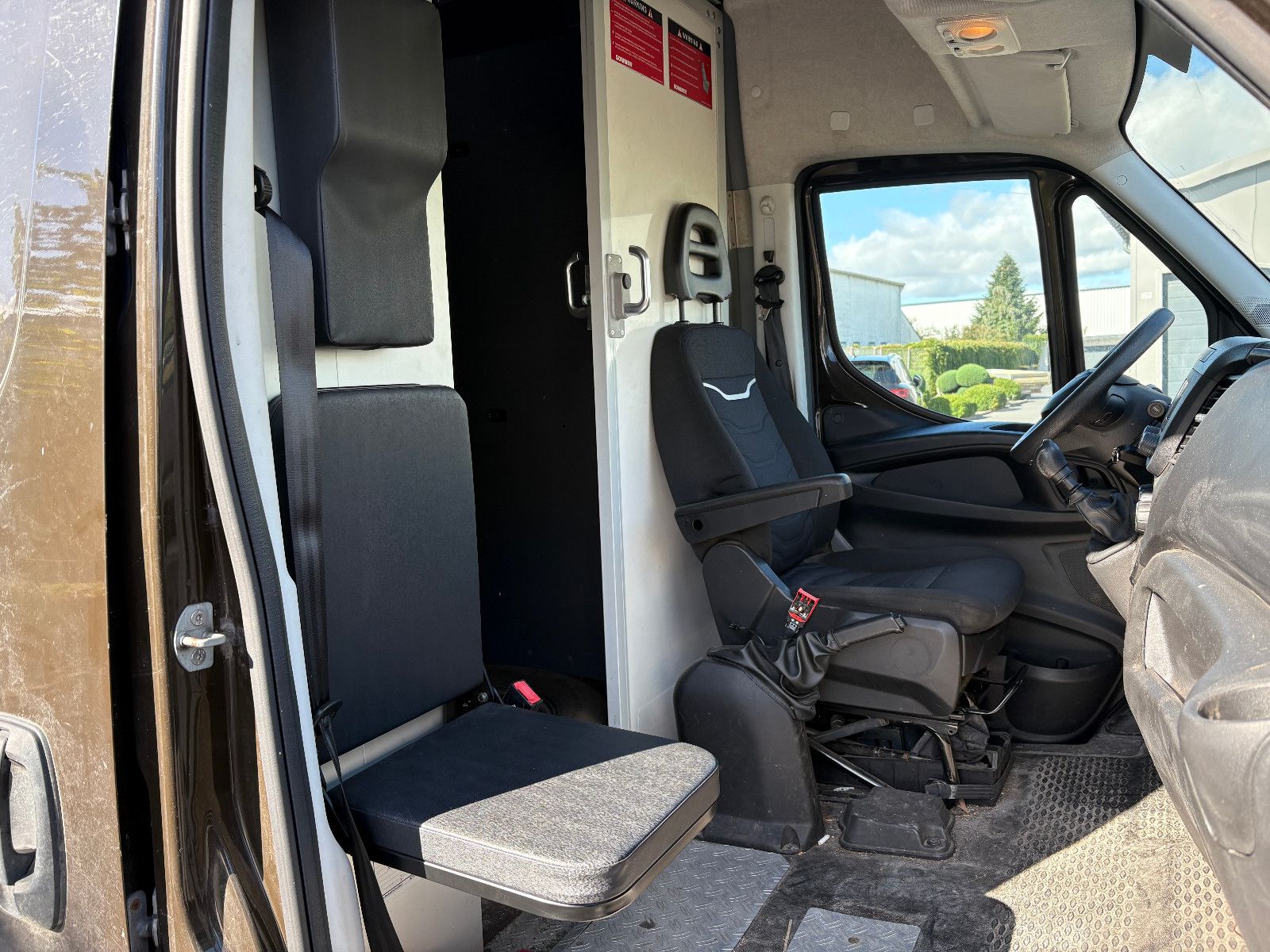 Fahrzeugabbildung Iveco Daily Kasten HKa 35 S ... V Radstand 4100/2-SITZ