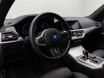 Fahrzeugabbildung BMW 320e Advantage DAB HiFi PDC AHK Alarm LED Sport