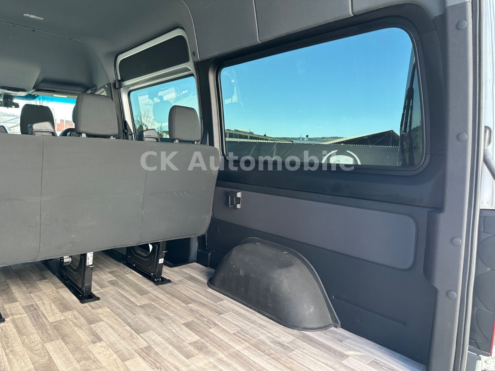 Fahrzeugabbildung Mercedes-Benz Sprinter 319 Kombi 4x4/8 Sitze/Klima/Navi/Kamera